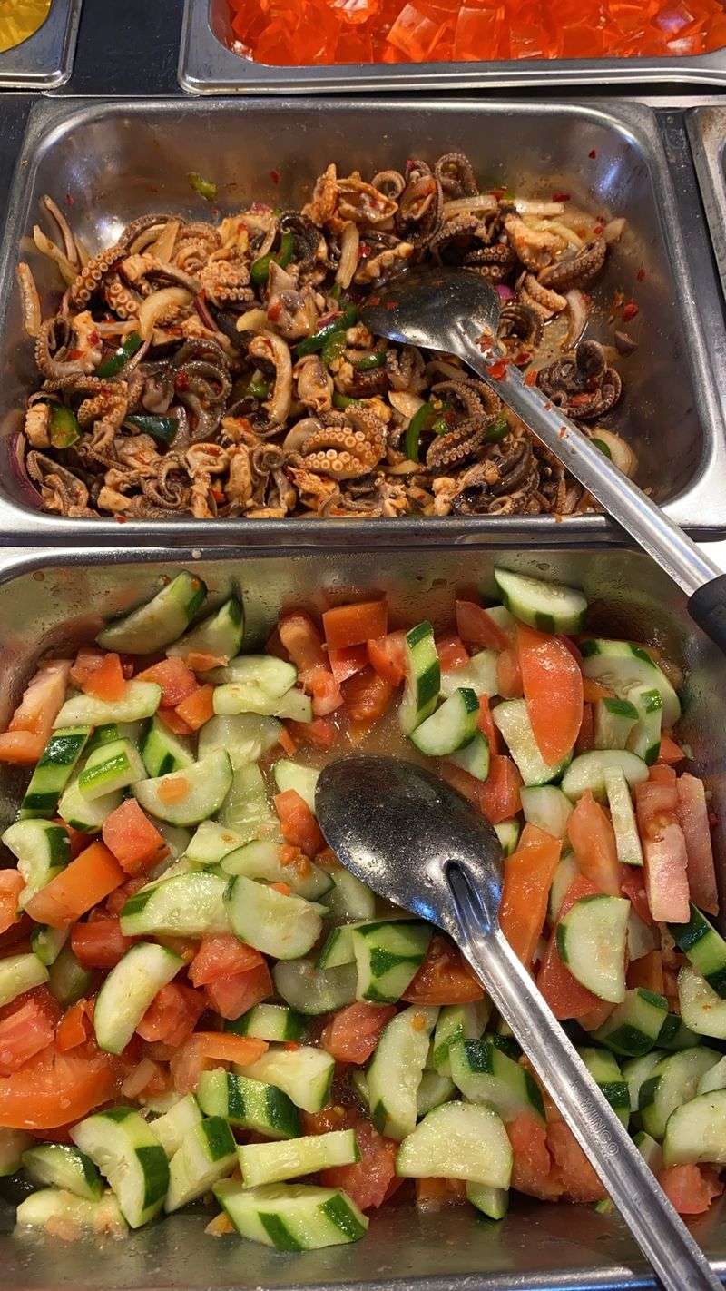 The Enormous Connecticut Buffet That Pairs Perfectly With A Fall Foliage Drive - Decor Hint Chinese Favorites Fill Much Of The Spread