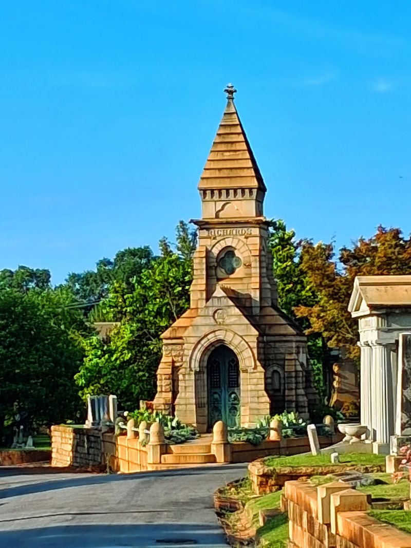 These 10 Georgia Places Are Known For Their Eerie Paranormal Legends - Decor Hint Historic Oakland Cemetery
