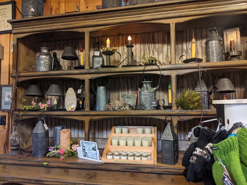 Country Decor Adds To The Old-Fashioned Character