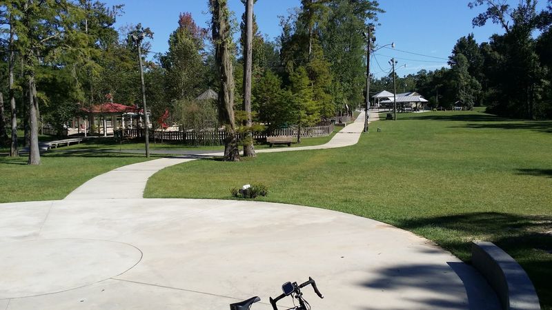 You Might Be Surprised One Of Louisiana'S Most Cheerful Places Is This Charming Little Town - Decor Hint Cajun Plates On A Trailside Patio