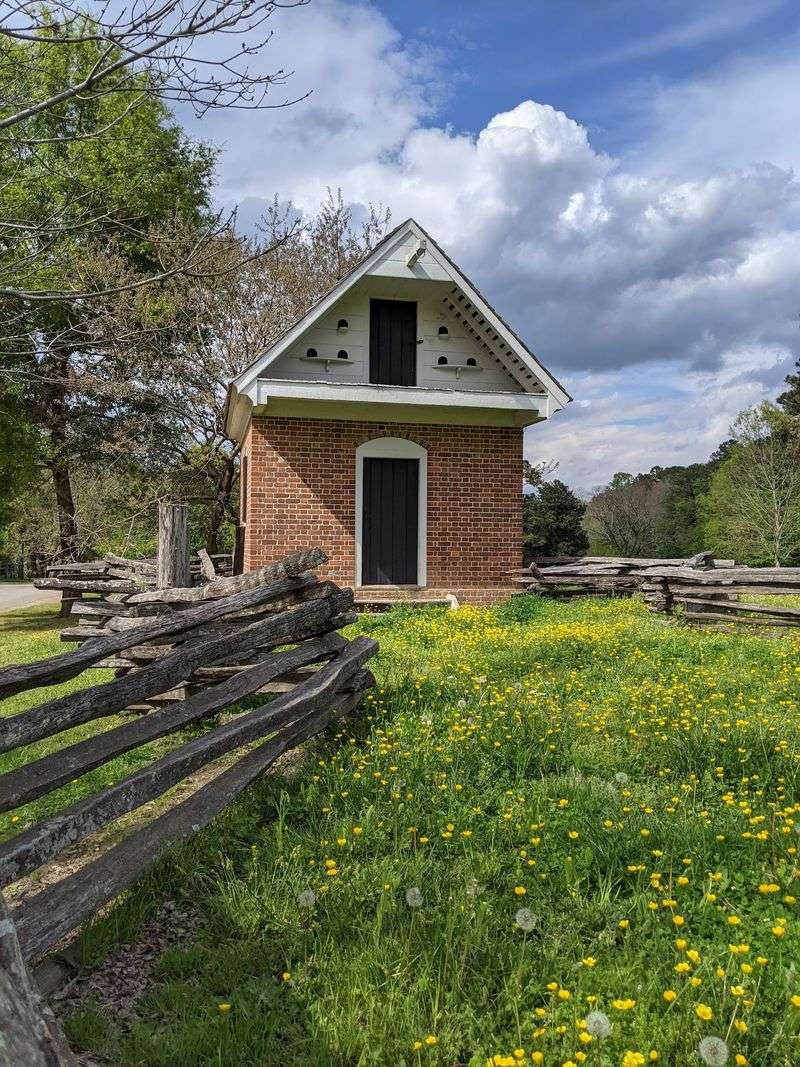 This Charming Town In Virginia Feels Like Stepping Into The Colonial Past - Decor Hint Watch Blacksmiths And Wigmakers Bring History To Life