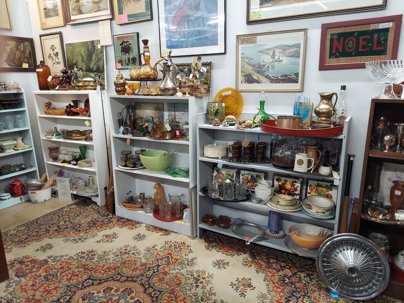 This Enormous Tennessee Antique Mall Packs 24,000 Square Feet With Vintage Finds - Decor Hint Small Finds Across More Than 100 Booths