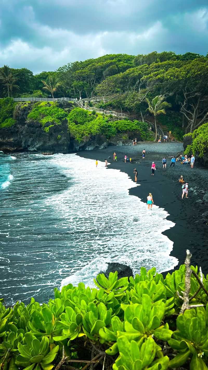 This Tiny Hawaii Town Feels Worlds Away From The State'S Busy Resort Areas - Decor Hint Wai'anapanapa State Park And Its Black Sand Lava Caves