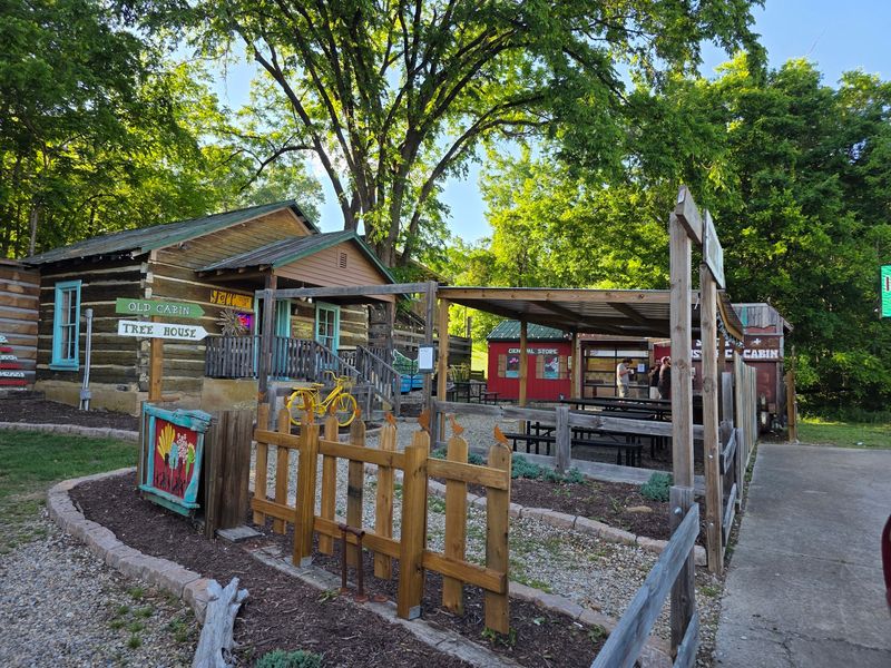 Treehouse, Cabin And Murals