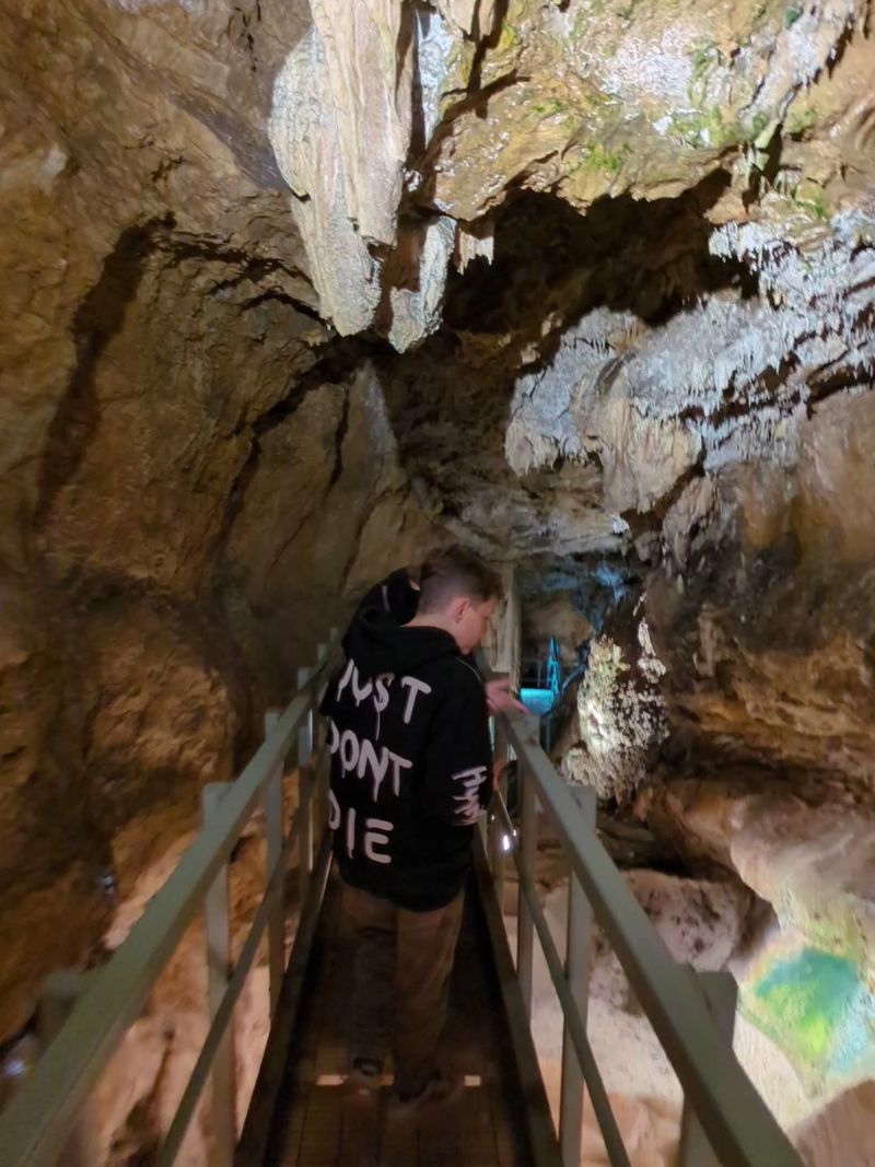 Most People Walk Right Past This Stunning Underground Cave In Washington - Decor Hint Canada Is Just A Short Stroll Away
