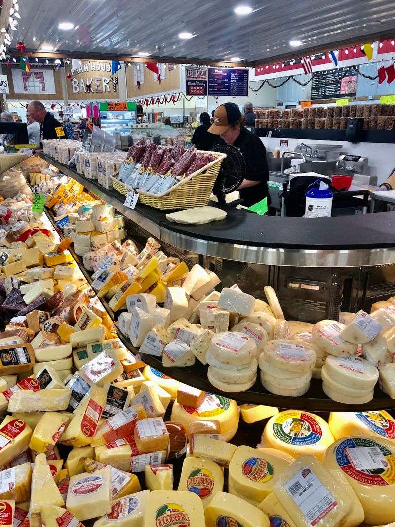 Groceries Cost Less At This Florida Farm Market Than At The Supermarket Down The Road - Decor Hint Deli Sandwiches, Soups, and an Amish-Style Case