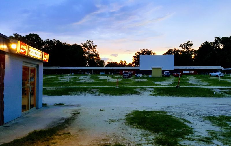 The Nostalgic Drive-In Theater In Florida That's Perfect For Stress-Free Weekends - Decor Hint A Screen With A Seventy-Plus-Year Backstory
