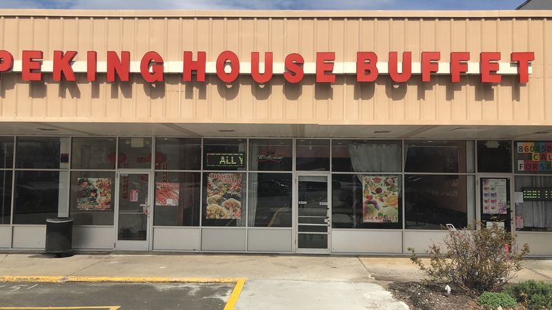 Low-Key Buffet Dining Keeps Things Easy