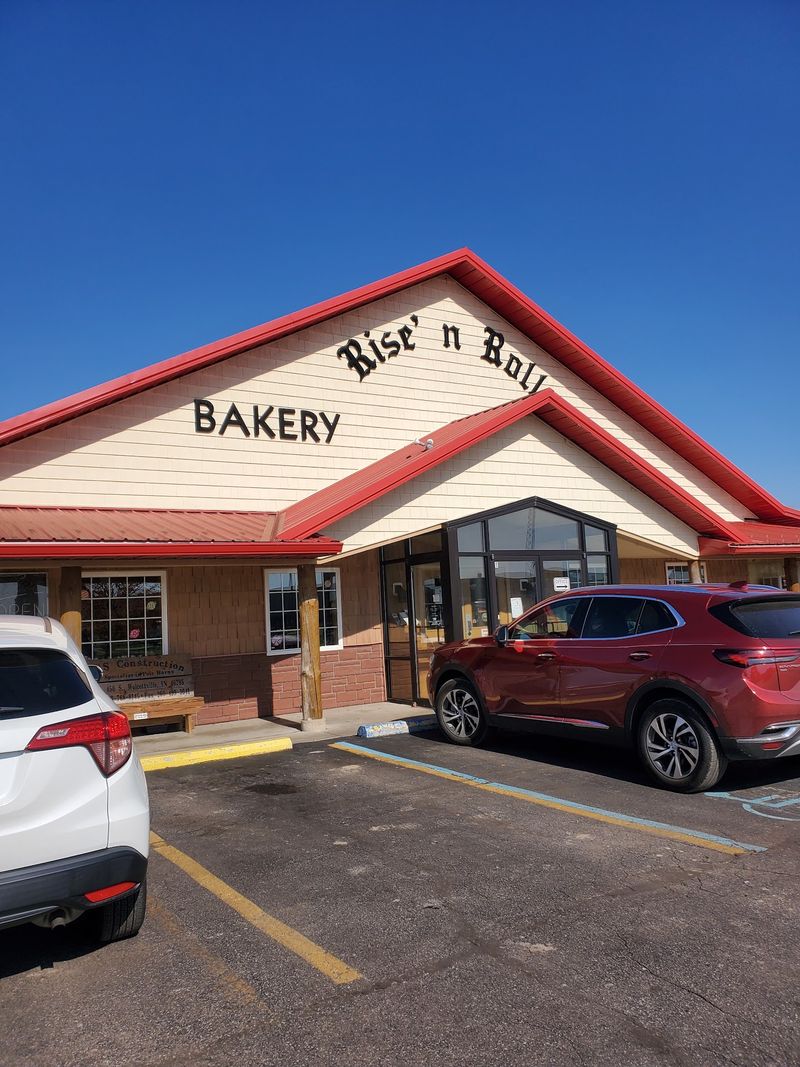 The Small-Town Bakery In Indiana Where Locals Say The Long Wait Is Worth It - Decor Hint Your GPS Is About To Earn Its Keep