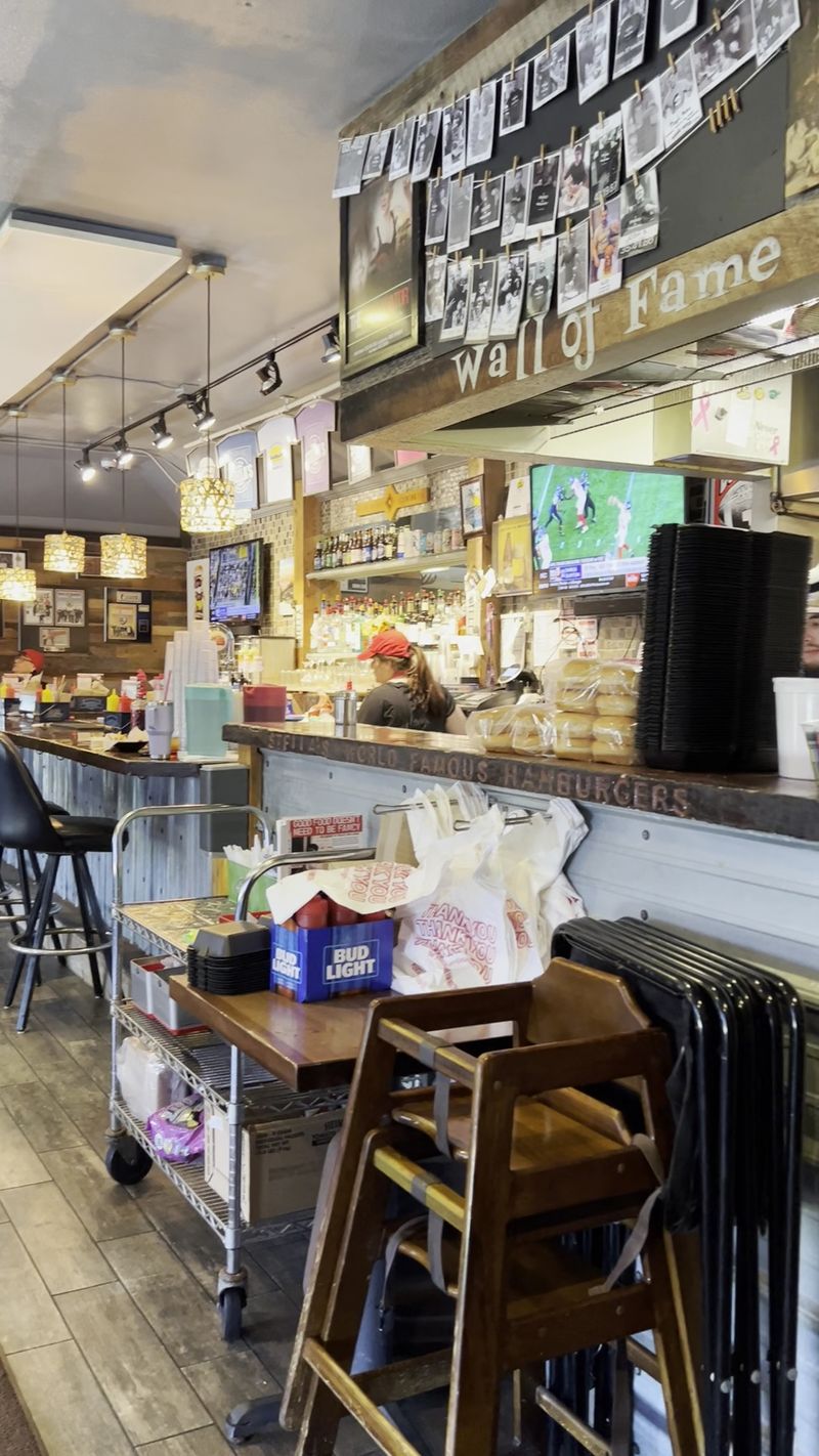 This Nebraska Burger Joint Has Served Hand-Pressed Burgers On Paper Napkins Since 1934 - Decor Hint A Grill in Plain Sight