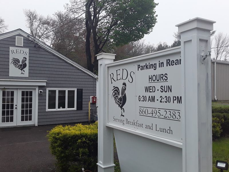 The Biscuits And Gravy At This Connecticut Diner Keep Locals Coming Back - Decor Hint South Broad Street Keeps It Close To The Rhode Island Line