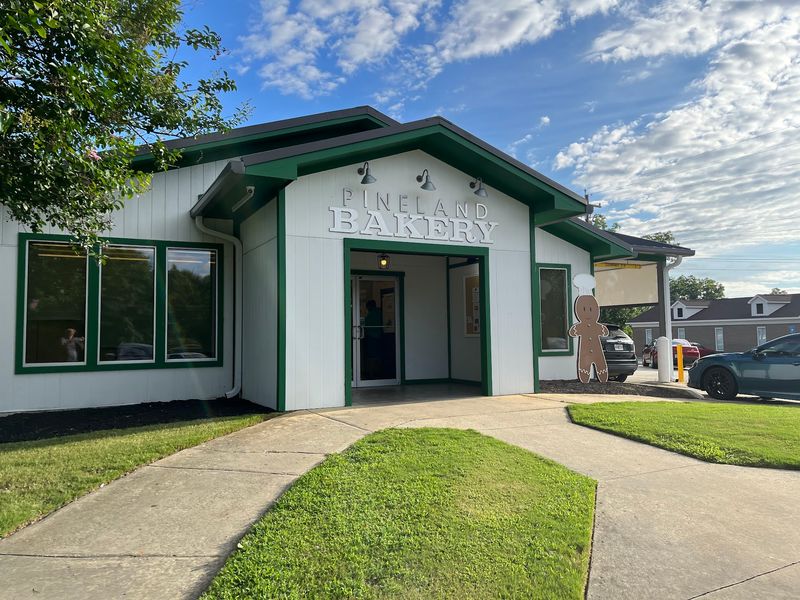 The Tiny Bakery In Georgia Where Locals Say The Long Drive Is Worth It - Decor Hint A Small Building With A Big Smell