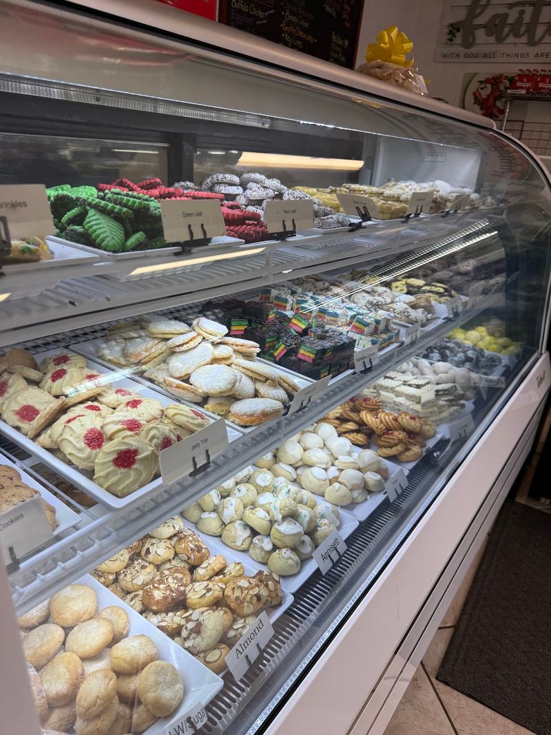 This Connecticut Bakery Has Turned Fresh-Filled Cannoli Into One Of Its Signature Treats - Decor Hint Italian Baking Traditions Fill The Cases