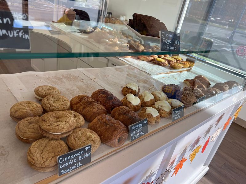 This Connecticut Bakery Is Only Open 3 Days A Week And Still Draws A Crowd - Decor Hint Three Baking Days Create Plenty Of Anticipation