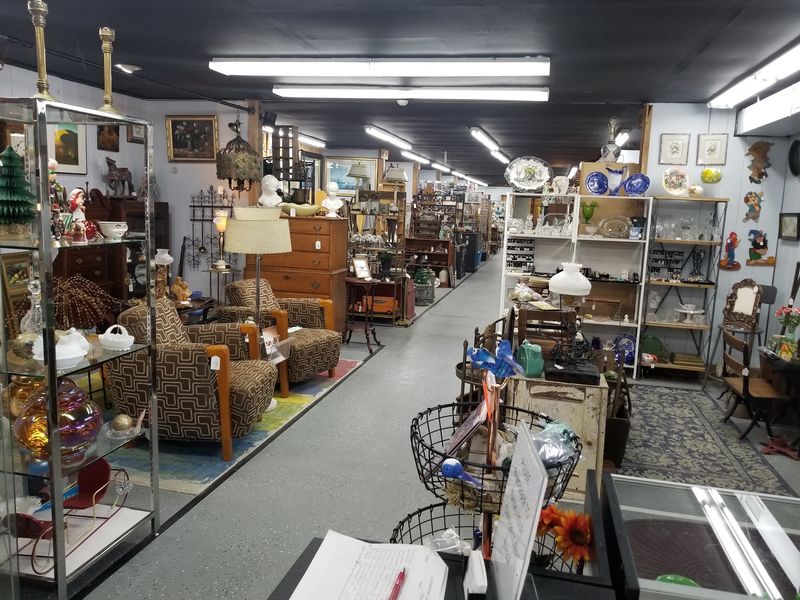 Dozens Of Dealers Turn Browsing Into Treasure Hunting