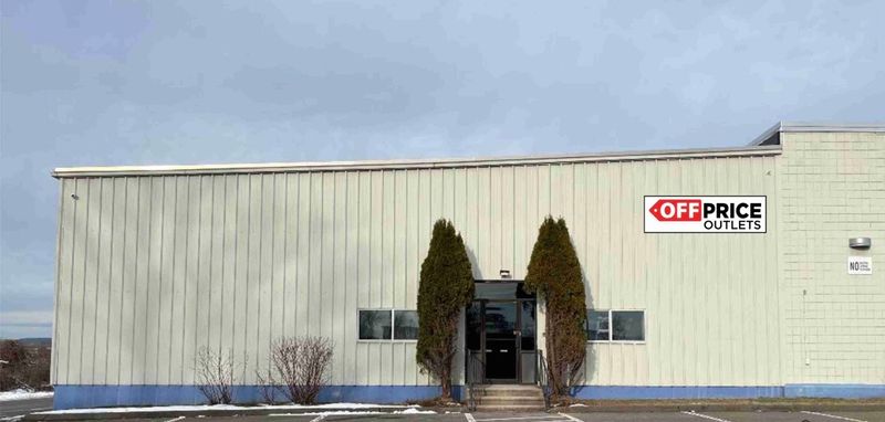 This Connecticut Warehouse Is So Affordable Brand-Name Clothes Can Cost As Little As $5 - Decor Hint Warehouse Shopping Gets An Event-Style Twist