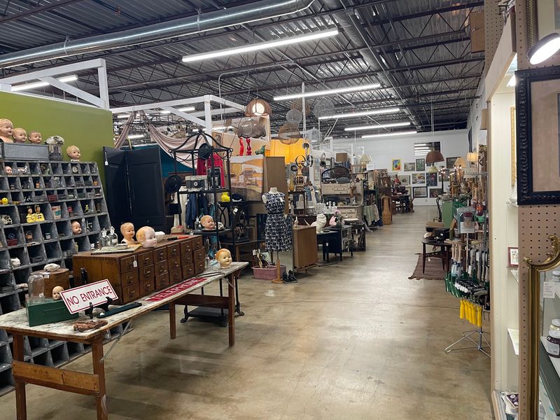 This Enormous Tennessee Antique Mall Packs 24,000 Square Feet With Vintage Finds - Decor Hint A Warehouse Bigger Than It Looks