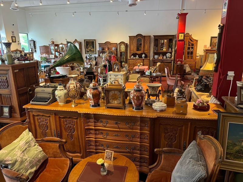 A Cafe And An Antique Shop Under One Roof