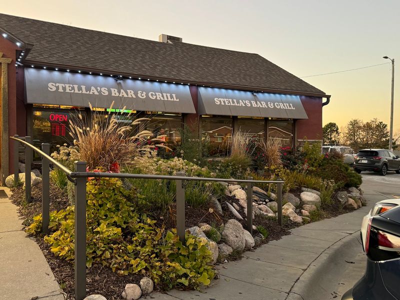 This Nebraska Burger Joint Has Served Hand-Pressed Burgers On Paper Napkins Since 1934 - Decor Hint A Small Grill on Galvin Road South