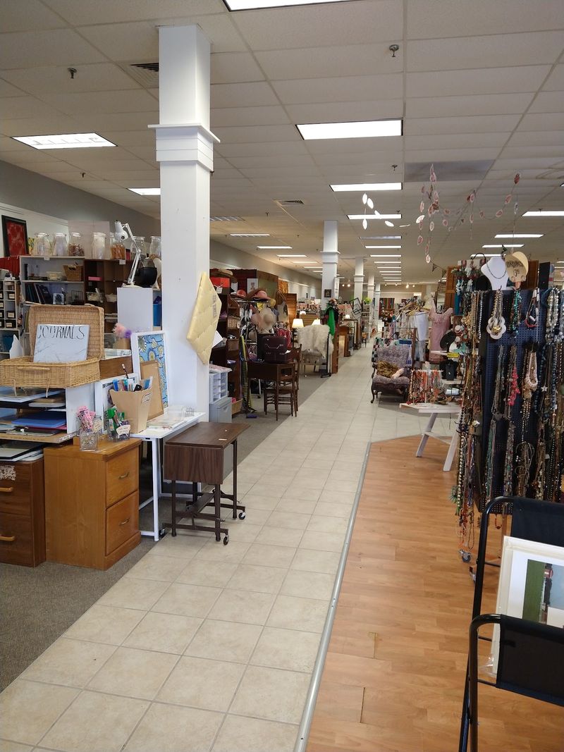 A 15,000-Square-Foot Store Turns Donated Materials Into A Giant Creative Hunt