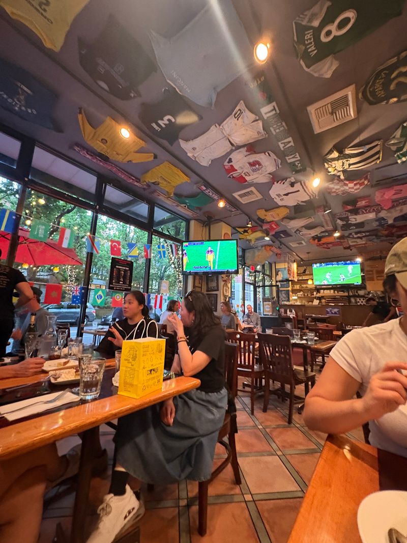 This Old-School Oregon Italian Restaurant Still Pulls In Massive Crowds - Decor Hint A Block Party Beginning