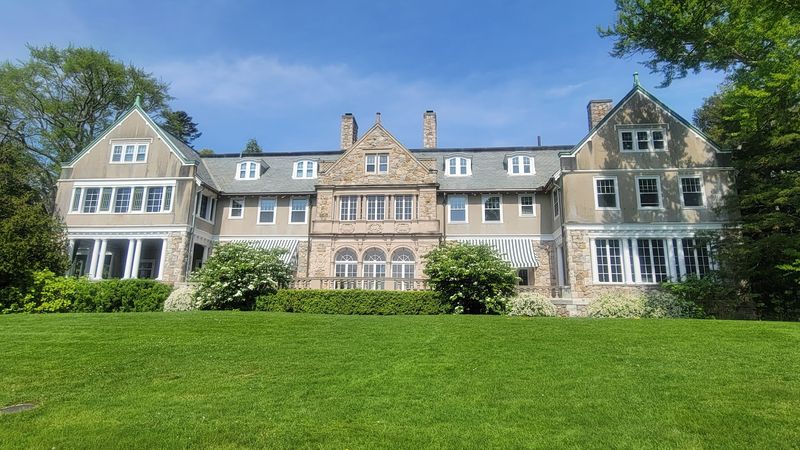 This Rhode Island Estate Offers A Peaceful Afternoon Of Gardens, History, And Bay Views - Decor Hint Where Bay Breezes Meet History