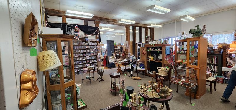 This Massive Antique Store In Illinois Is A Treasure Trove Of Rare Antiques And Collectibles - Decor Hint Rooms Full Of Different Finds