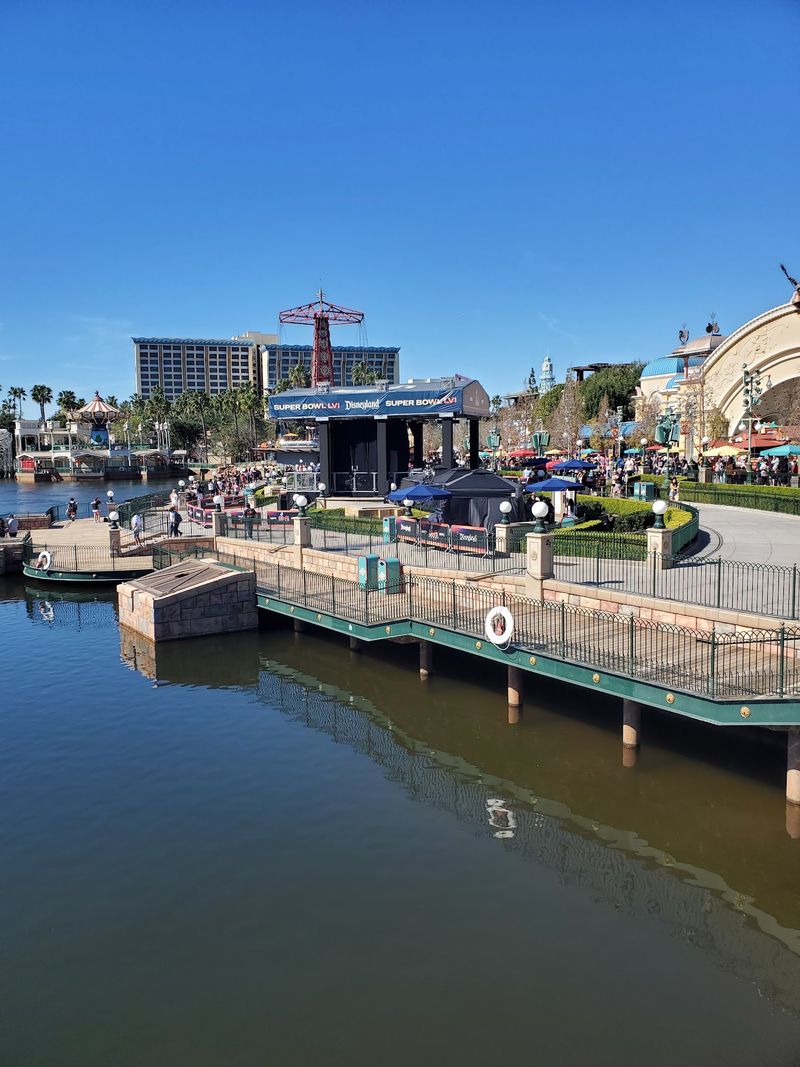 A Brand-New Halloween Festival Is Taking Over Southern California This October - Decor Hint Handy For Last-Minute Plans