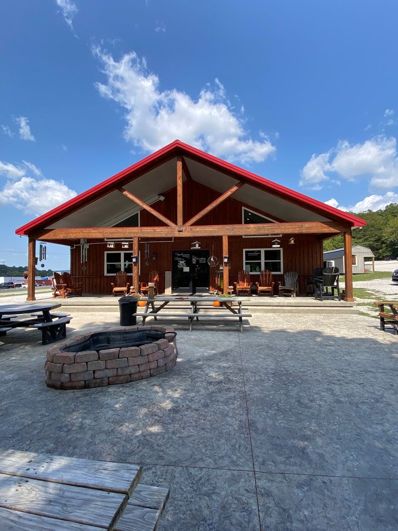 This Off-The-Grid Kentucky Amish Bakery Has A Waitlist For Their Fall Pies - Decor Hint Easy To Reach, Easier To Combine With A Day Trip