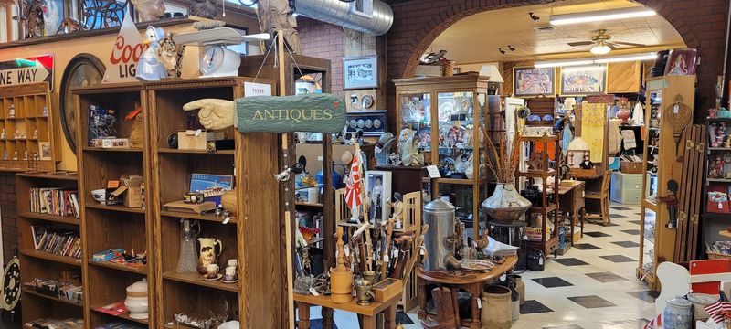 You Can Lose A Whole Afternoon Getting Lost Among The Vendors In This Deceptively Huge Idaho Antique Mall - Decor Hint A Calm Place to Wander