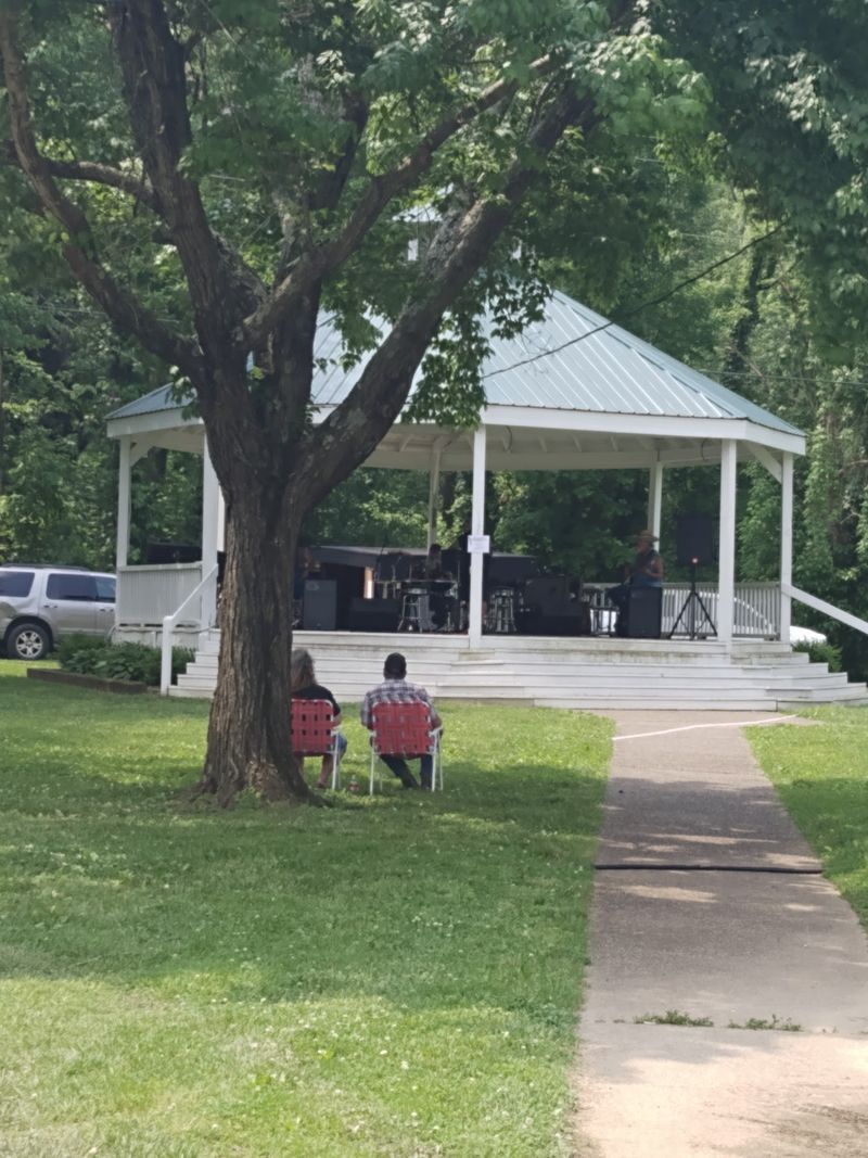 This Kentucky Town Sits On A Bend Of The River Where Children Still Play In The Street - Decor Hint Music, Lights, And Reasons To Gather
