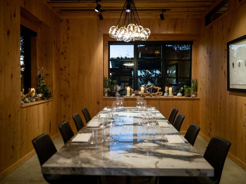 This California Town Of Fewer Than 4,000 People Somehow Has More Than 60 Restaurants - Decor Hint Foray - Polished Contemporary Coastal Dining