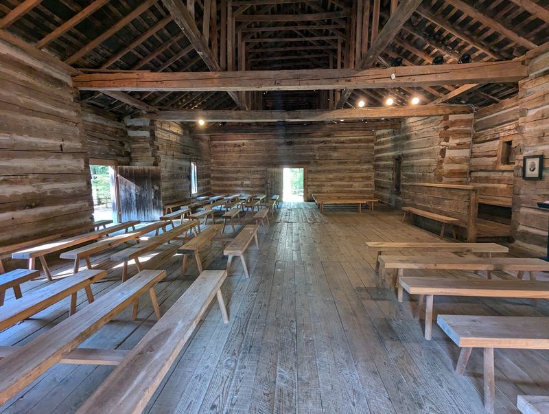 This Kentucky Pioneer Cemetery Is Filled With Graves And Legends You Would Never Expect - Decor Hint A Building With No Chimney At All