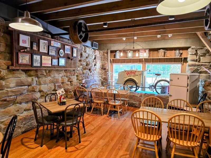 This Ohio Destination Pairs More Than 40 Ice Cream Flavors With 20 Acres Of Family Fun - Decor Hint Lunch Before Your Sundae