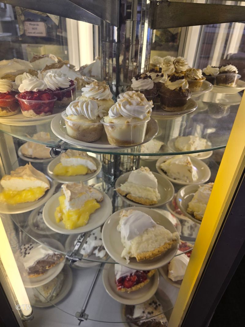 This Amish Kitchen In Florida Bakes More Than Twenty Kinds Of Pie Every Morning - Decor Hint Six Thousand Pies and a Thanksgiving Countdown