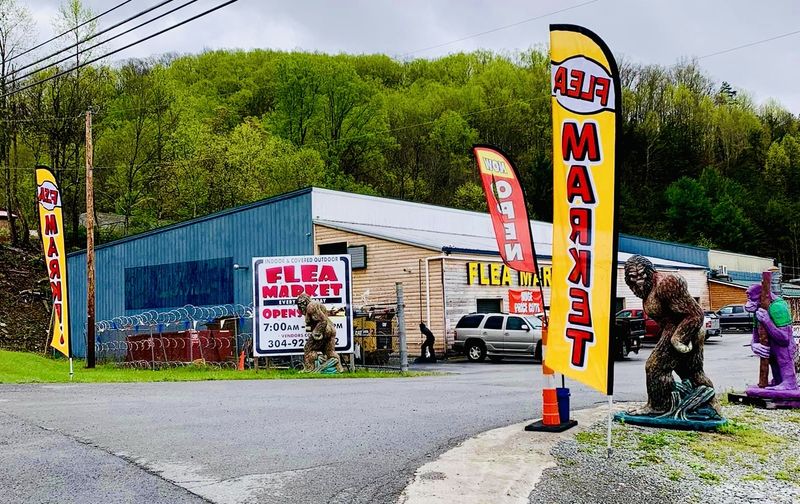 10 Bazaars In West Virginia Where Your Money Goes Further Than You’d Expect - Decor Hint Route 52 Flea Market, Bluefield