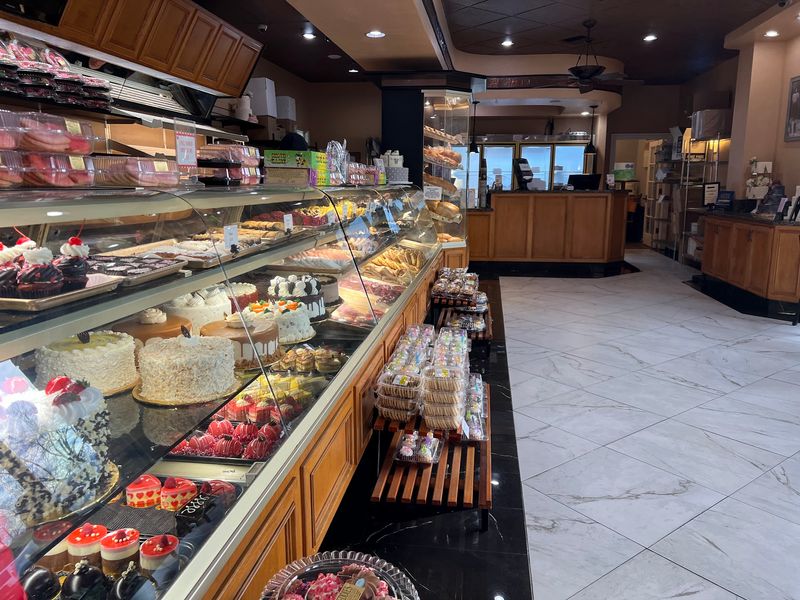 10 Fresno, California Bakeries Locals Keep Coming Back To For Fresh Bread, Pastries And Old-School Sweets - Decor Hint Eddie's Bakery Cafe