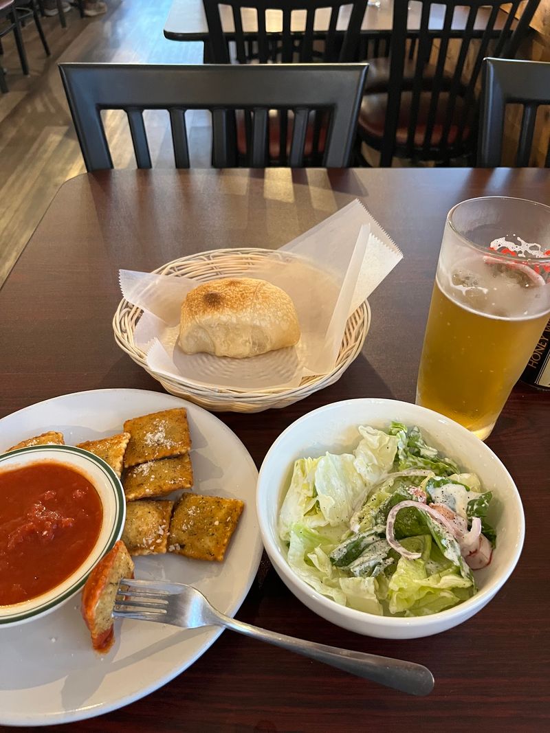 Nebraska Travelers Keep Stopping At This Low-Key Restaurant For The Lobster Ravioli - Decor Hint Pizza, Calamari, and the Shareable Stuff