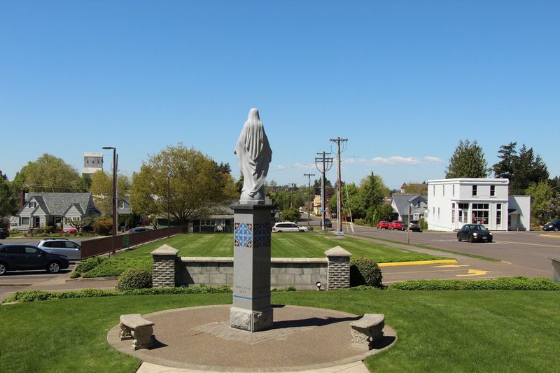 This Oregon Alpine Village Feels More Like Switzerland Than The American Northwest - Decor Hint The Abbey Above Town