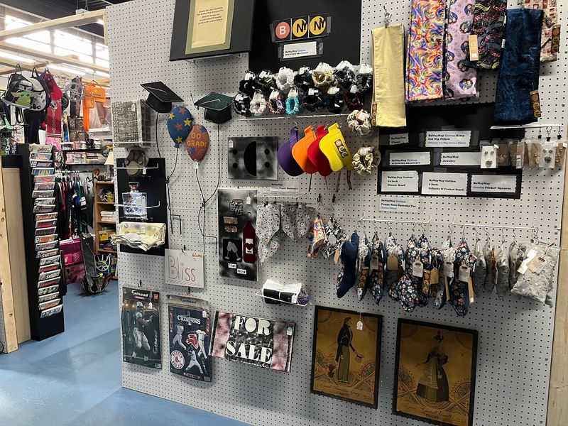 More Than 50 Vendors Fill This Connecticut Marketplace With Vintage Treasures - Decor Hint Old Records Turn Up Beside Home Decor