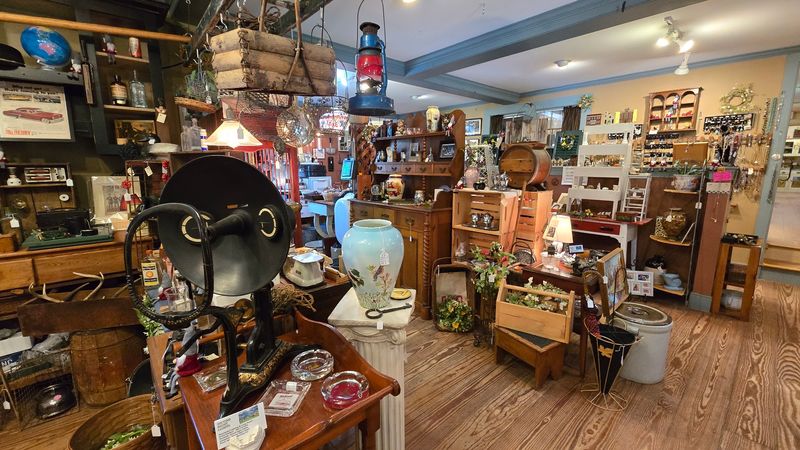 This Connecticut Antique Center Is Packed With Vintage Decor, Collectibles And Records You Can Browse For Hours - Decor Hint Collectibles Reward Slow And Curious Browsing