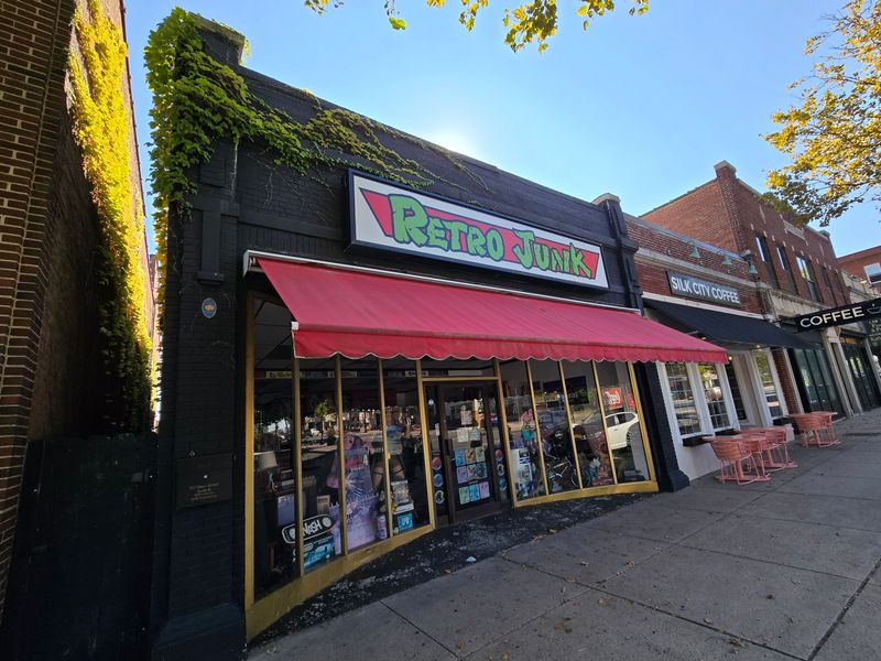 This 2,400-Square-Foot Connecticut Store Is Packed With Vintage Toys And Childhood Memories - Decor Hint Main Street Makes The Throwback Hunt Easy To Find