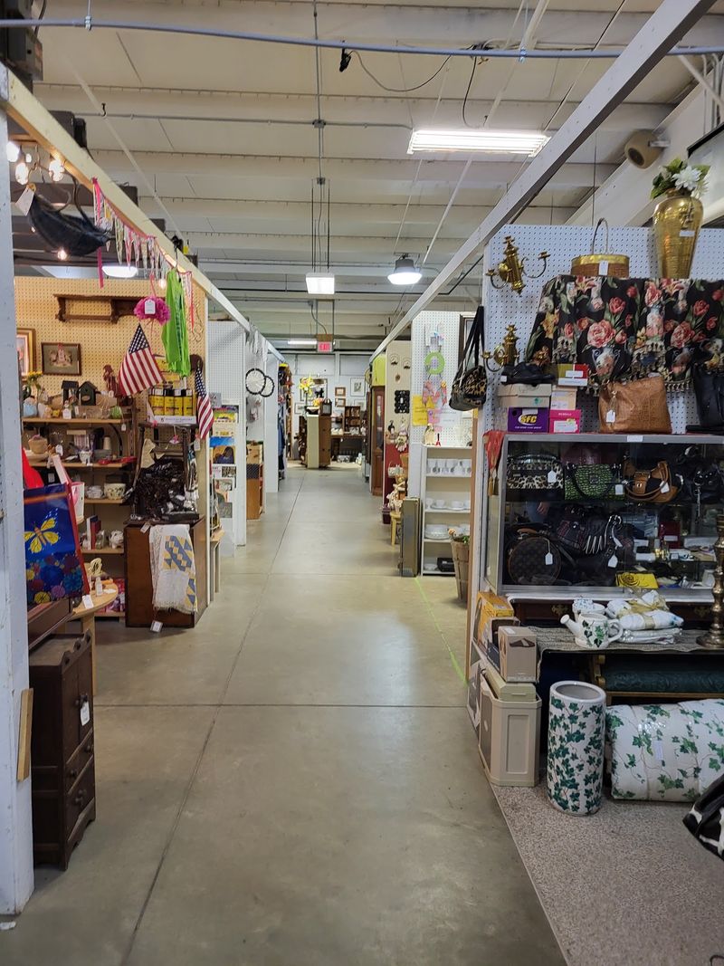 The Enormous Antique Store In Missouri That Takes Almost All Day To Explore - Decor Hint The Bag Policy You Need To Know Before You Go