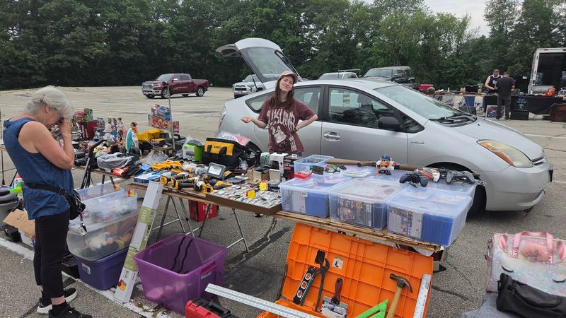 You Could Easily Lose A Whole Day At This Gigantic Flea Market In Massachusetts - Decor Hint Haggling Here Counts As A Friendly Sport