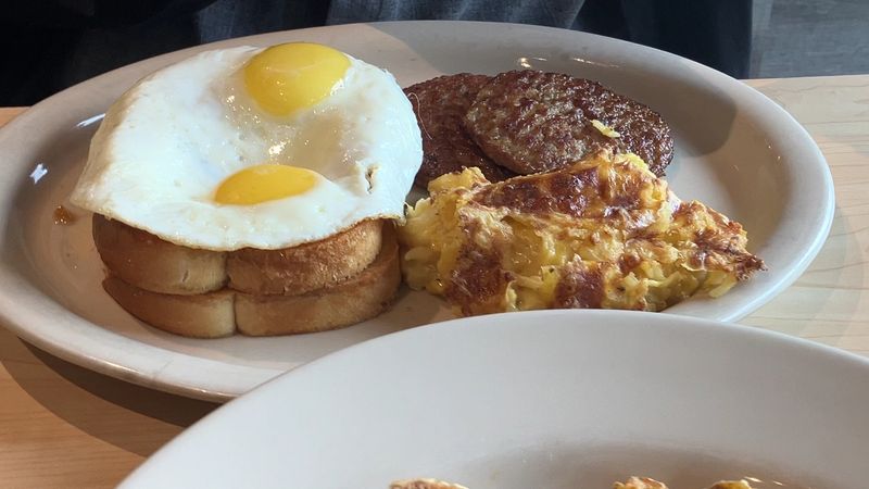 The Toasted Yolk Cafe 