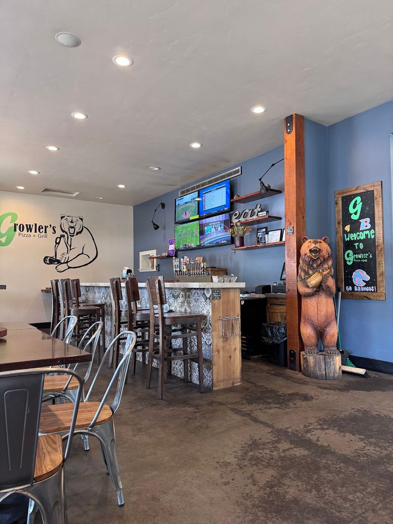 Growler's Pizza Grill