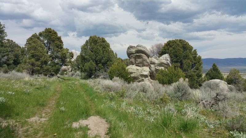 This Idaho Park's Easy Hikes Wind Through Giant Rocks That Hide Prehistoric Pictographs - Decor Hint Loops Made For Little Hikers