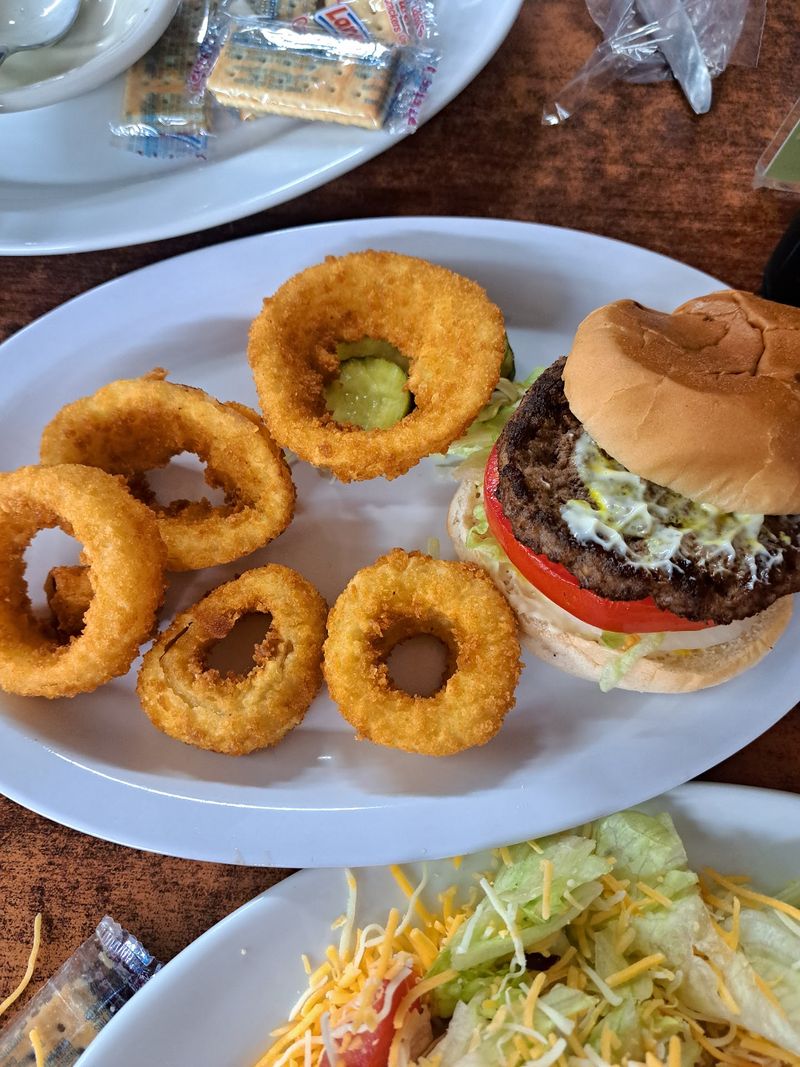 People Drive From All Over Tennessee Just To Eat At This Retro 1950s Burger Joint - Decor Hint Crunch Beyond The Burger