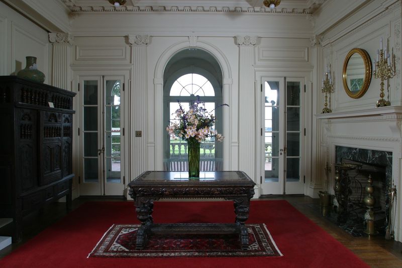 This Rhode Island Estate Offers A Peaceful Afternoon Of Gardens, History, And Bay Views - Decor Hint A Family Story Worth Hearing