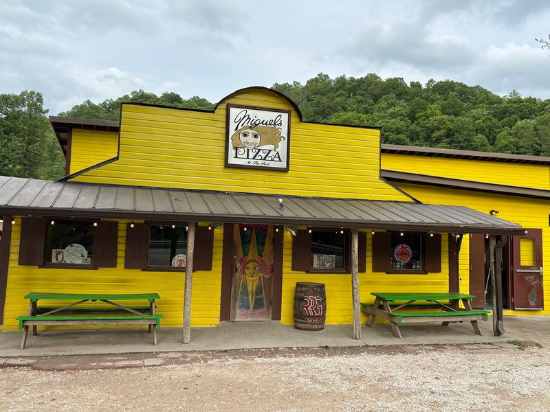 This Quirky Kentucky Community Has Barely 100 Residents, Endless Trails, Legendary Pizza, And A Lot Of Charm - Decor Hint The Pizza That Made A Tiny Dot Famous